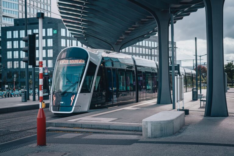 Un tram élégant à la station de la ville de Luxembourg mettant en valeur les transports publics urbains.