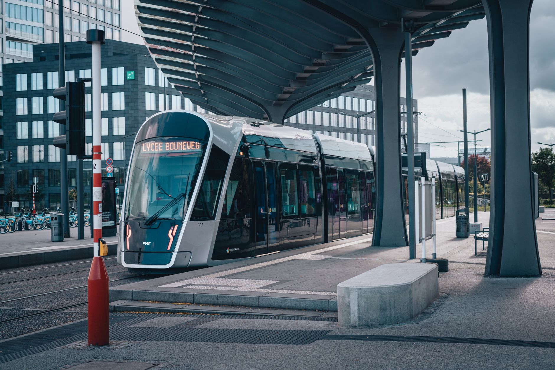 Un tram élégant à la station de la ville de Luxembourg mettant en valeur les transports publics urbains.